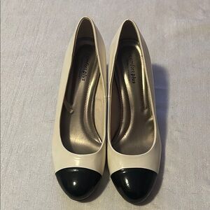 Comfort Plus by Predictions Cream and Black Heels